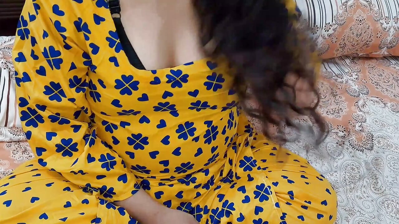 Sexy Bhabhi intentionally showed her bra strip to brother-in-law