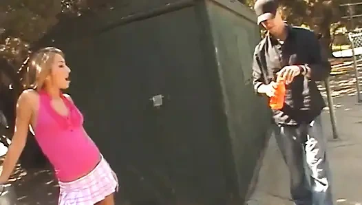 Durstiges teen von riesigem schwanz-brocken abgeholt