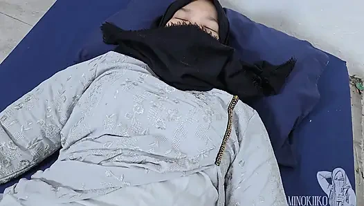Азиатская невестка в хиджабе просит научить ее, как наслаждаться большим дилдо - Minokiiko