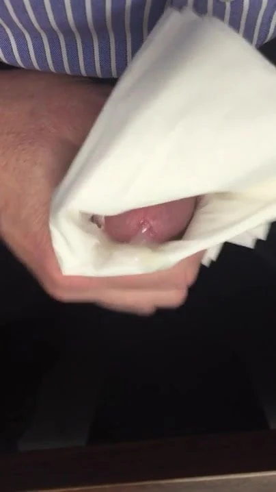Trljam penis tkivom