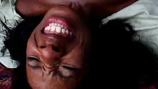 Pantat bahenol cewek seksi kulit hitam ini dientot sama dua cowok kulit putih