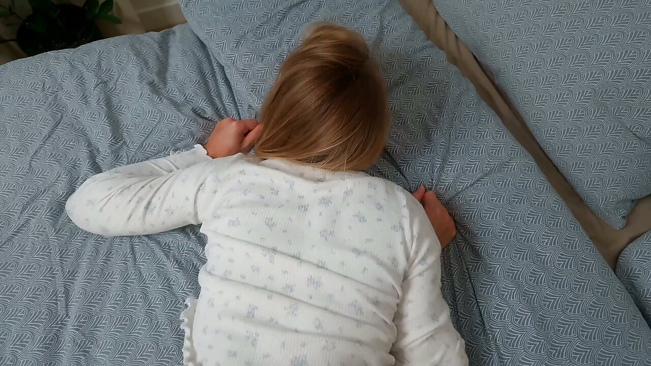 Nhìn vào âm hộ ướt át của tôi và đút con cu dày của bạn vào chị kế của bạn đã