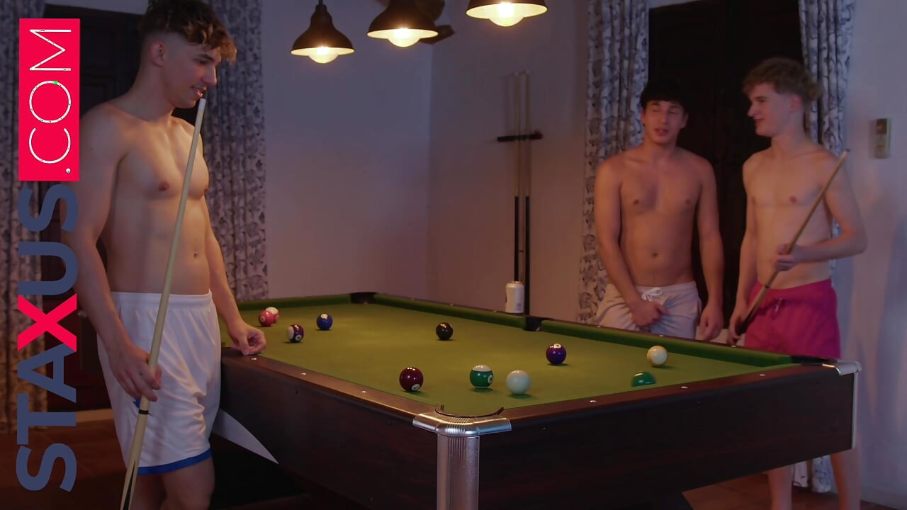 STAXUS :: A threesome between buddies… but one of them hides a BIG surprise