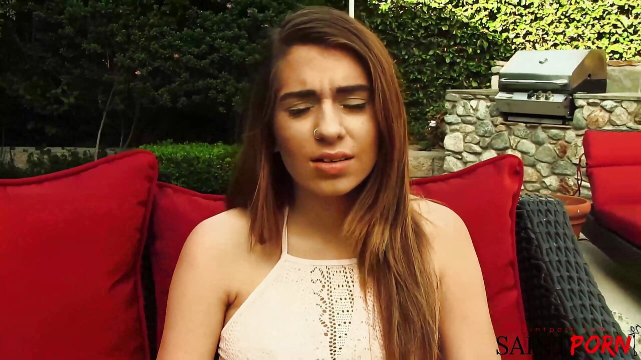 Joseline își întinde pizda rasă pentru tatăl vitreg