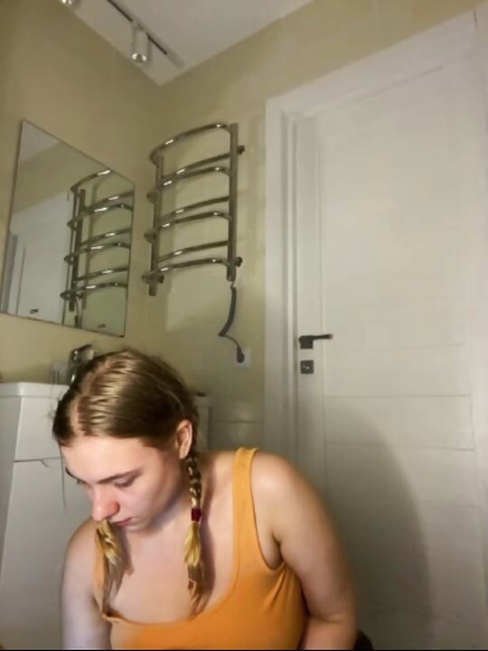 Jucielussie hard masturbating in the bathroom
