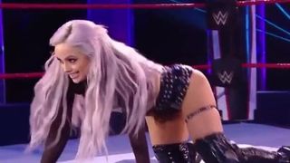 WWE - Liv Morgan poseert tussen de ringtouwen