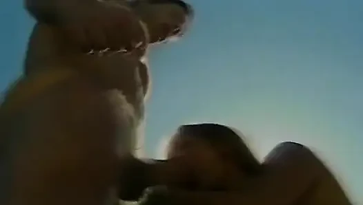 Super brünettes schätzchen reitet schwanz am pool