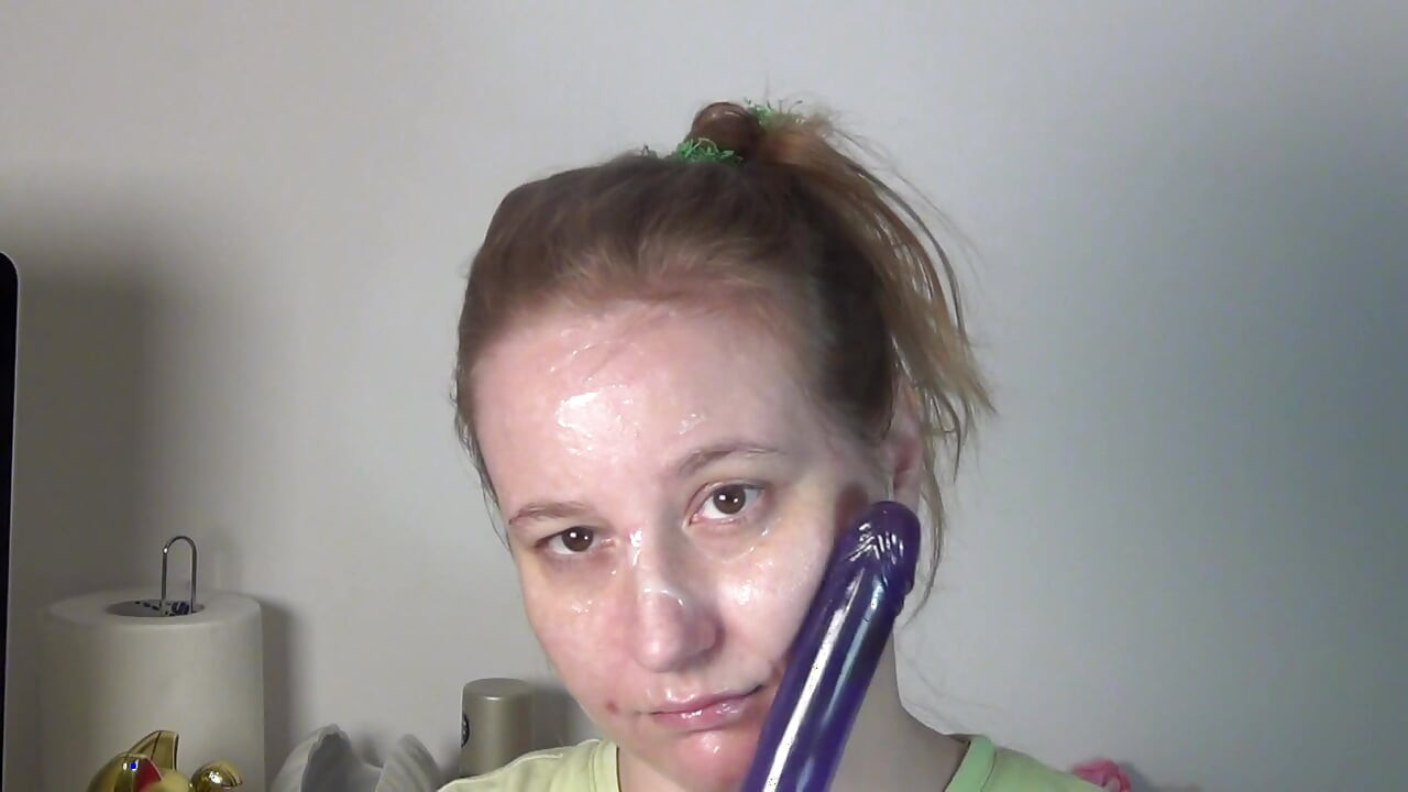 Face massage with dildo