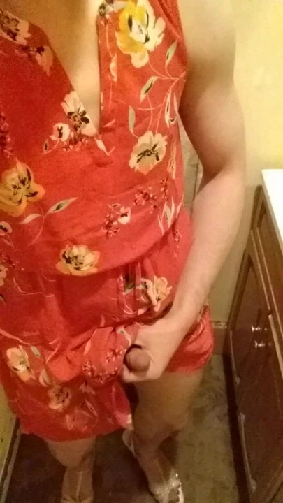 A quickie of me playing with my sissy cock!!