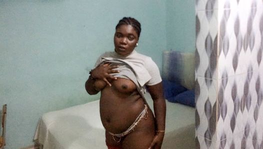 Une grosse salope noire prête pour la grosse bite noire de son copain congolais