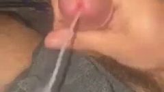 La branlette se termine par une flaque de sperme