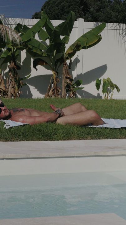 Jock, musclée tatouée, caresse sa grosse bite bien dure dehors au bord de la piscine après avoir travaillé fort