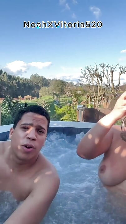 Sexo Ao Ar Livre Com Uma MILF Loira Gostosa Em Uma Banheira De Hidromassagem - Jacuzzi