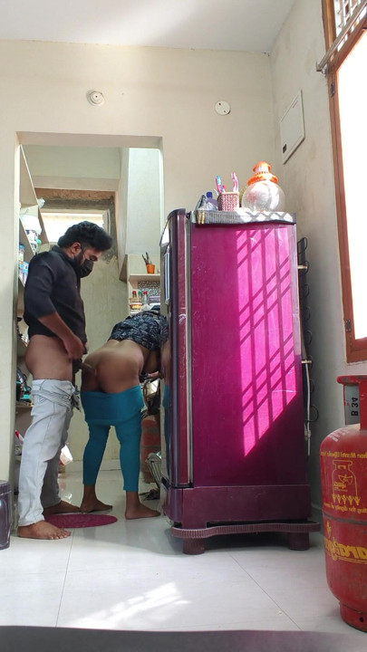 Desi girl ko kichen me chodha | Clip 1