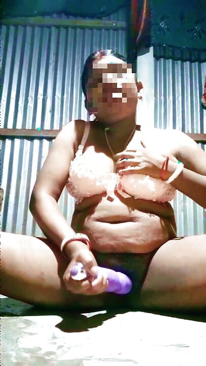 Hintli desi mamoni bhabi 2 sikiş makinesinde sert sikişiyor