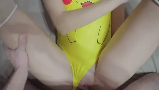 Pikachu Seksi Kız Dildo Ile Amcığını Sikiyor