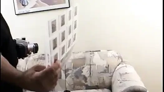Schöne latina-küken mit schönen titten bekommt ihre muschi von zwei schwänzen auf der couch geknallt