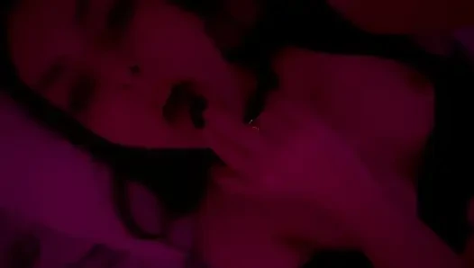 Интимный момент настоящей пары под красным светом