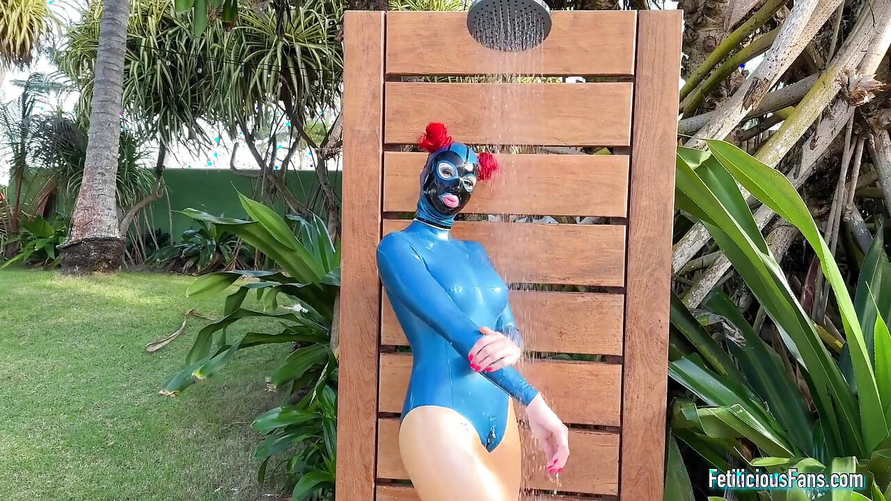 Rubberdoll in Paradise