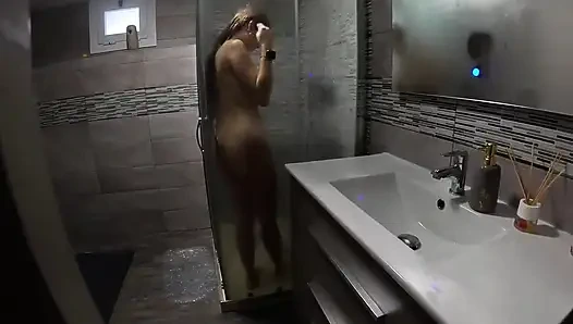 Ngentot di kamar mandi sama ibu kosku yang masih 18 tahun! Crot di toketnya!