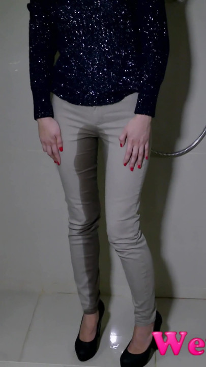 Jeans button stuck, she has to pee in her pants