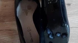 Éjaculation sur la chaussure de ma belle-mère