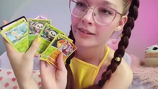 Электронная девушка с сиськами и Покмон тянет