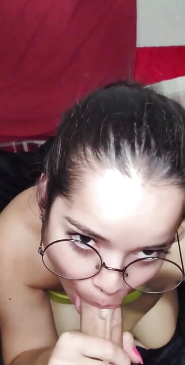 Ik ben net uit de douche gekomen en White Moon al kwam mond naar lul om een cumshot in mijn gezicht te nemen