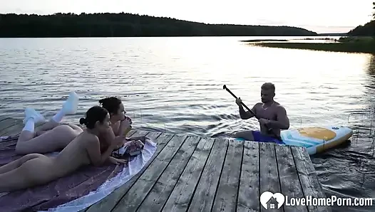 Peselancar harus meniduri kami di threesome