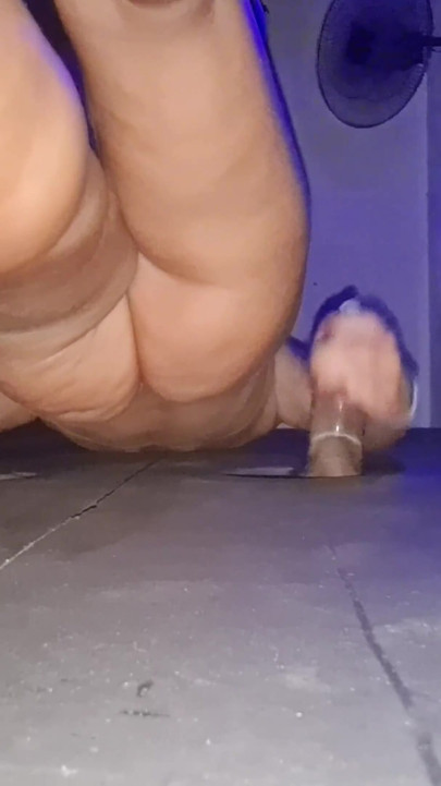 De Man Van De Cuckold Neemt Zijn Vrouw Mee Naar Gloryhole En Het Ondeugende Meisje Neukt Met Veel Vreemden.