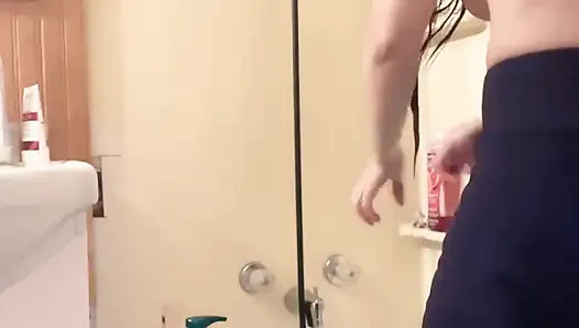 Hana моет волосы в ванне с маленькими сиськами, так красиво