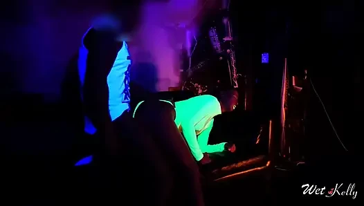 Tante seksi dengan tubuh aduhai suka banget dientot di malam hari