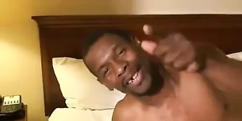 人妻告诉绿帽男黑屌是最棒的