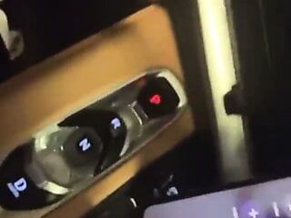 Une salope infidèle suce une grosse bite noire au téléphone dans la voiture