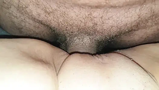 Возбужденный член моей подруги проходит весь путь в моей пизде. Он может так хорошо трахаться. 2 из 3