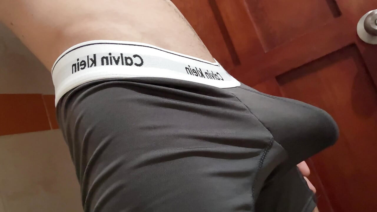 Twink provoca con ropa interior