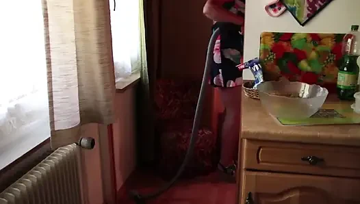 Sex mit einer geilen Putzfrau in der Küche einer Ferienwohnung.