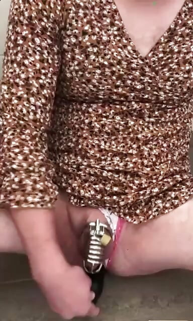 Sissy koristi BBC dildo