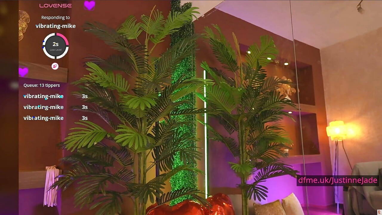 JustineJade naolejovaná do striptýz - svlékání pomalu, dokud se neuděláš