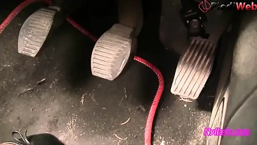 Nyllady'nin siyah bale dairelerinde ve çıplak sheer külotlu çorapla canlanması