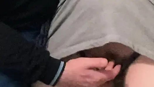 Memek berbulu di-fingering sama orang asing di kereta bawah tanah yang ramai