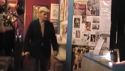 Dede çok ateşli bir striptizci sunuyor!