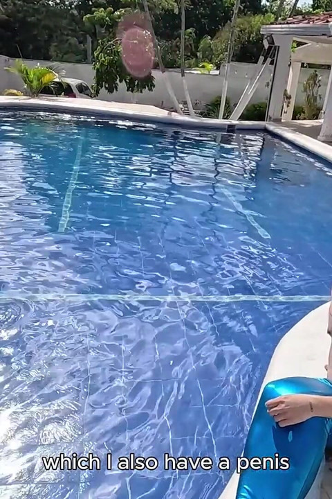 Una Latina Triste Encuentra a Un Tritón Y Decide Chuparle La Polla Y Follárselo.