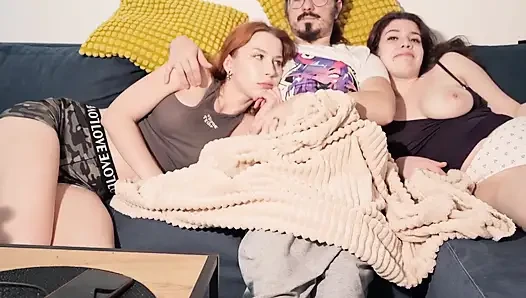 Üvey kız kardeşlerimden televizyon izlerken sırlıyorum