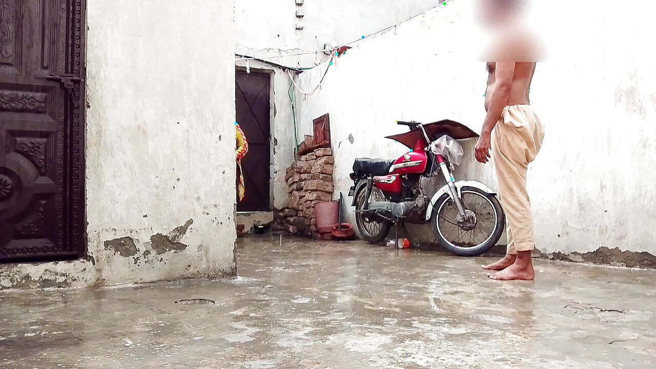 Barsaat ke mausam mein chute lagwane ka Apne maja hai barsat ke mausam mein gand Marne ka apna Maja
