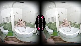 नग्न कामुक लड़की Alexa Mills लंड चूसती है और VR में बाथरूम में चोदती है।