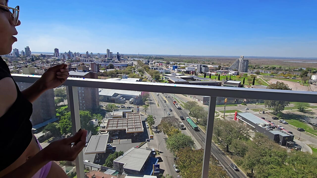 Mon mari et moi nous sommes amusés dans un appartement loué : sexe oral sur le balcon avec vue sur la rue et sexe dans la chambre à coucher.
