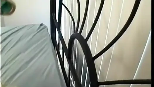 Reife lesbe liebt es, die rasierte fotze einer hübschen jungen schlampe zu ficken und zu fingern