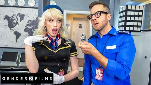 Симпатичную транс-стюардессу раздалбывает извращенный охранник - GenderXFilms