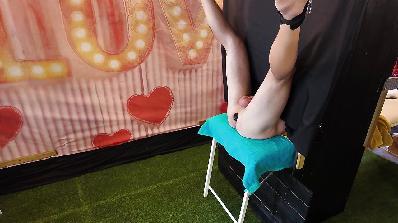 Suami biseksual dengan lubang kemuliaan ini lagi asik seks anal sama istrinya sambil ditonton suaminya